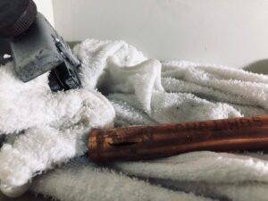 台所下の配管が破裂した様子