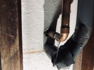 台所横の配管が破裂した様子