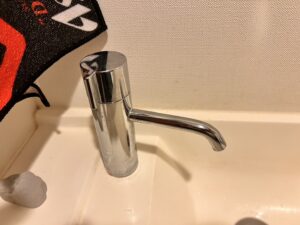水漏れしているトイレ内洗面所