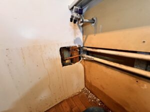 トイレ裏側の配管