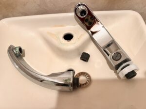 折れたトイレ水栓