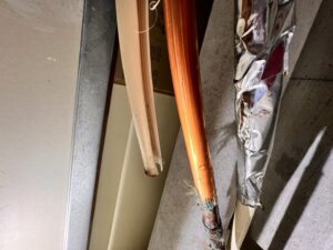 濡れた給水管