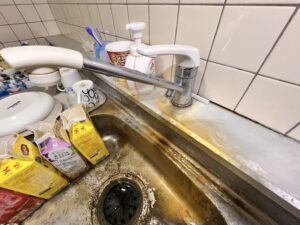劣化したキッチン