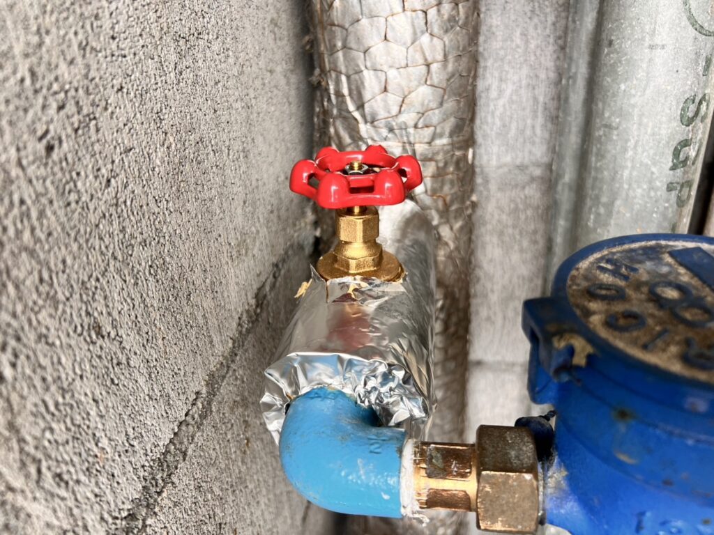 保温材を巻いたバルブ